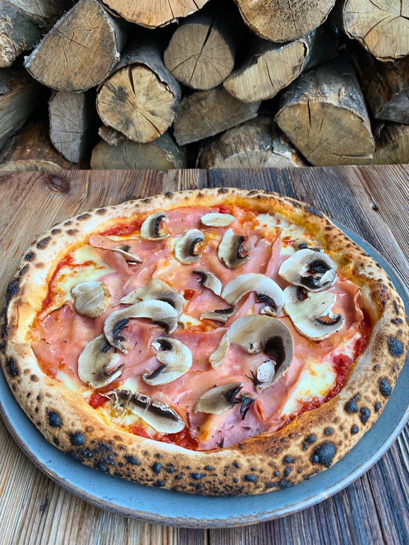 Pizza Prosciutto e Funghi