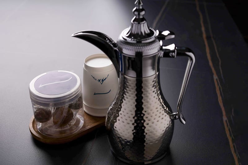 دلة قهوة مع التمر