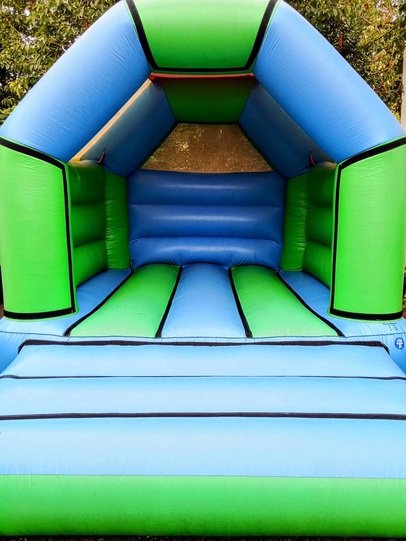🎉 Blue &amp; Green Bouncy Castle – 13ft x 10ft