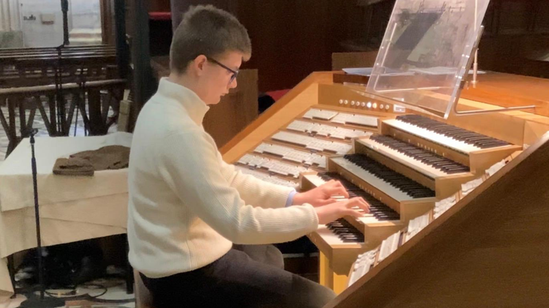 YOUNG TALENT AN DER ORGEL VON ST. CORNELIUS