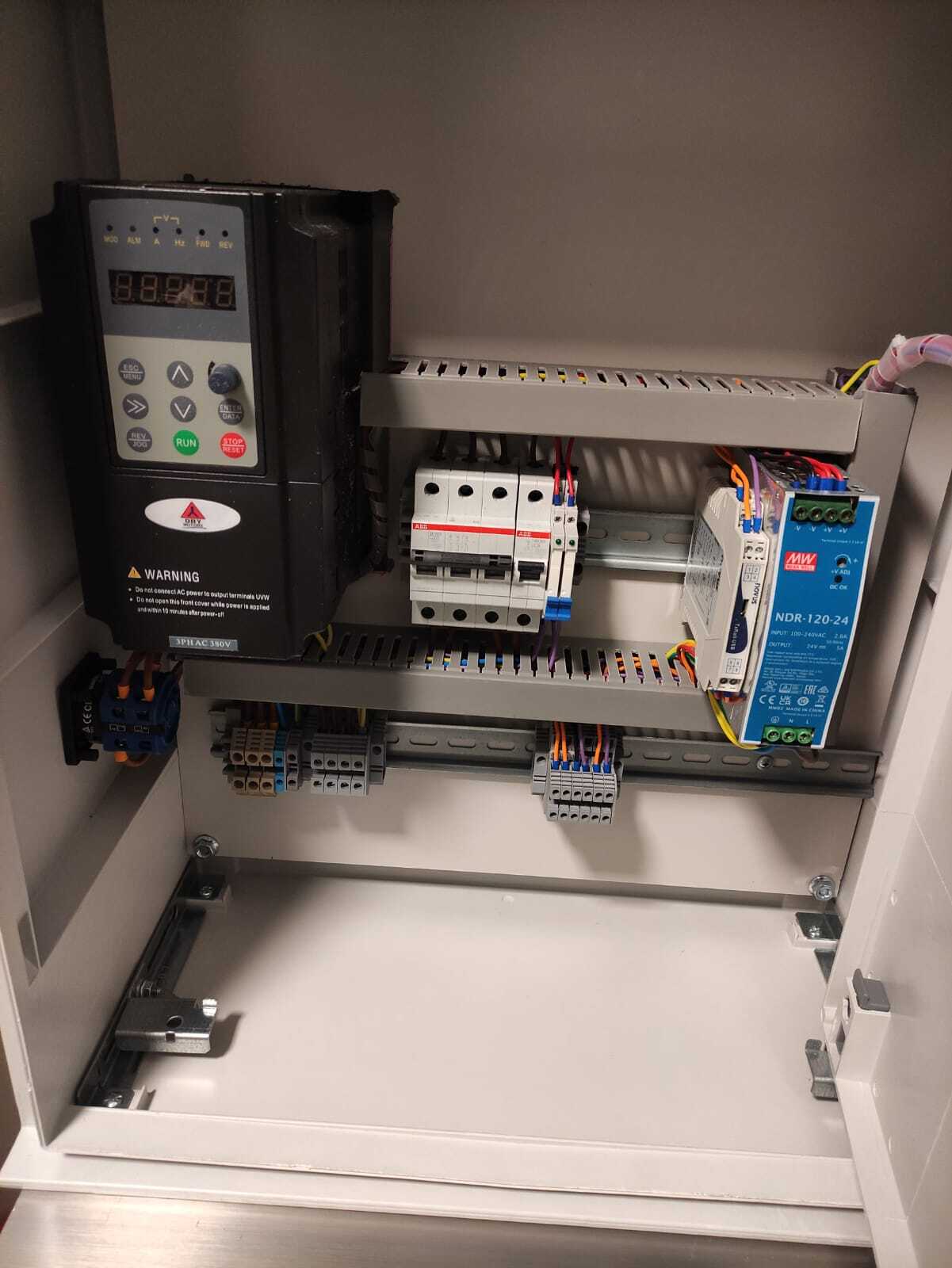 בקר מתוכנת ותוכנה לשליטה בתהליכי כריית סיליקה