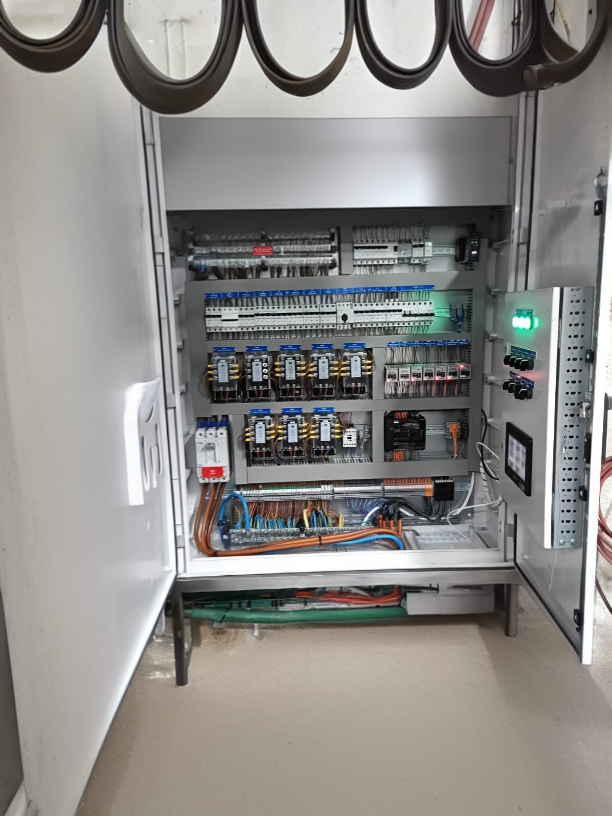 לוח בקרה עם בקר מתוכנת וצג יוניטרוניקס עבור קו ציפויי מתכות 