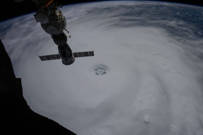 Typhons tropicaux en couple