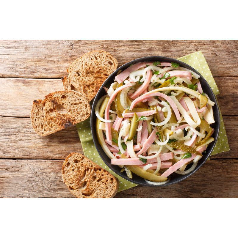 Salade vigneronne, cervelas et gruyère, oeuf dur et cornichon