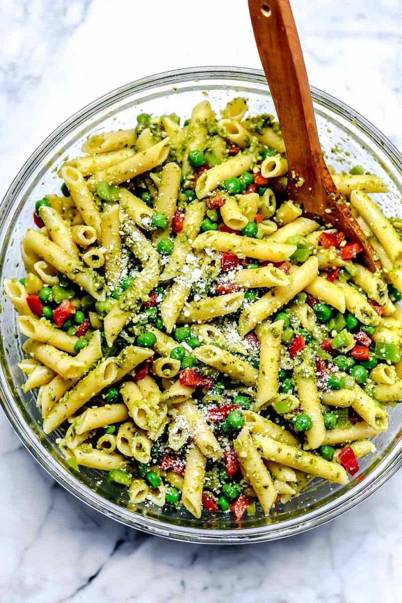 Salade de pâtes au pesto, jambon cru, pignons de pin, billes de mozzarella, tomate confites et copeaux de parmesan