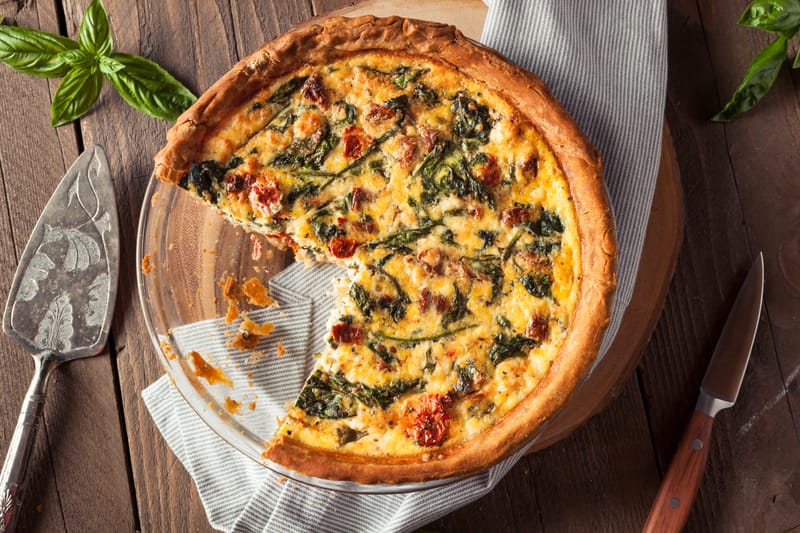 Quiche aux légumes du soleil, chèvre, pesto et pignons