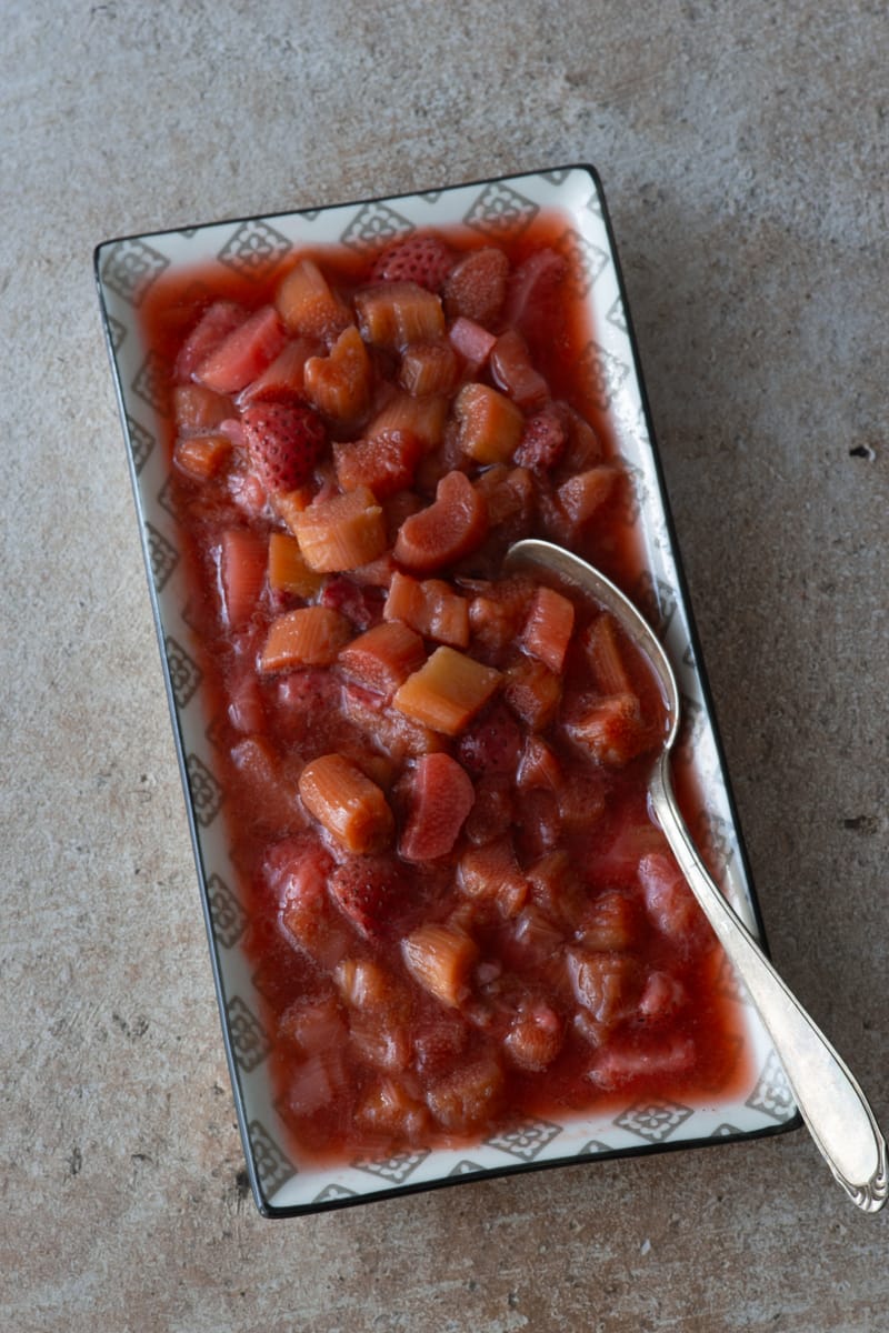 Compotée de rhubarbe , crème légère à la vanille et crumble