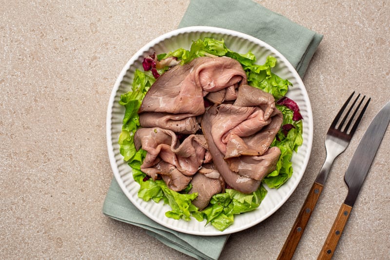 L’assiette de Rosbeef, crème de moutarde à l’ancienne, trilogie de crudités, sucrine