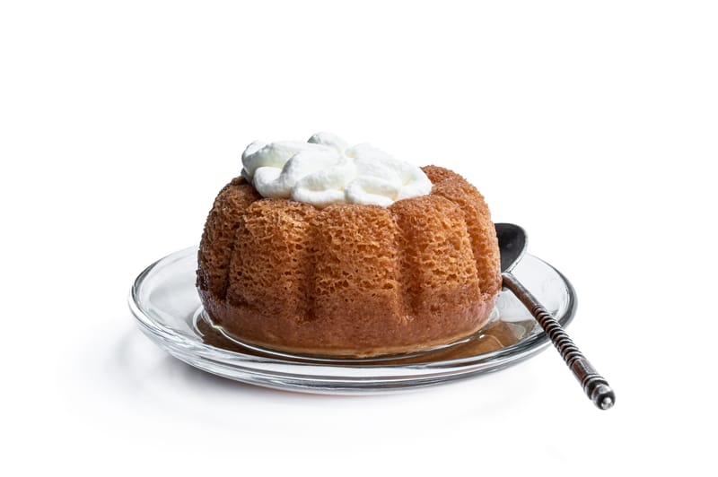 Baba à la fraise, rhum et vanille, crème à la vanille