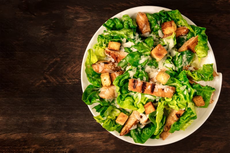 Salade César Salade verte, poulet grillé, tomate, maïs, oeuf dur, parmesan et croutons 11,00€ NOUVEAU à partir de JEUDI