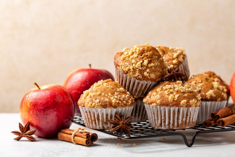 Muffin aux pommes et raisins secs crème anglaise