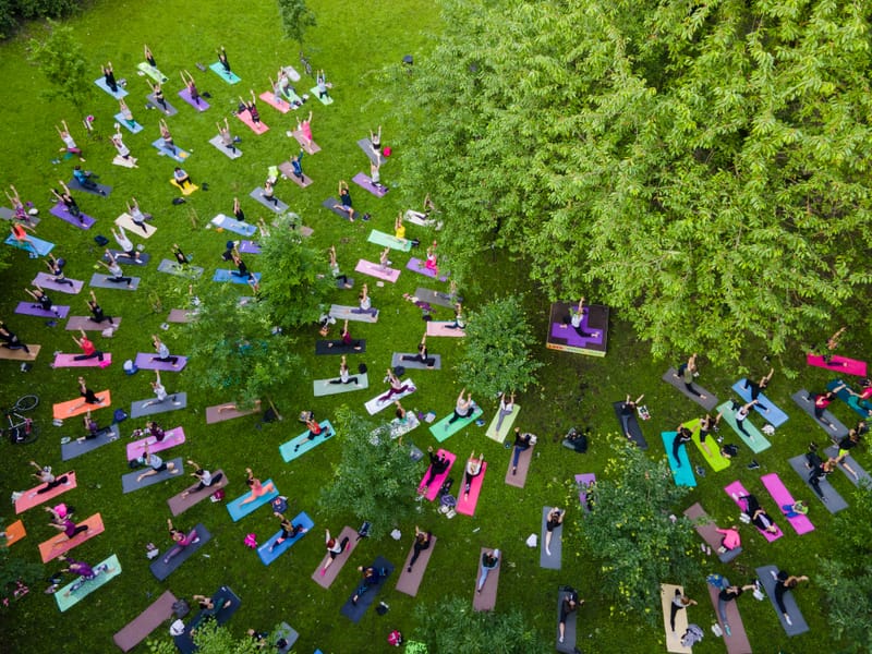 Le yoga s'invite hors des murs