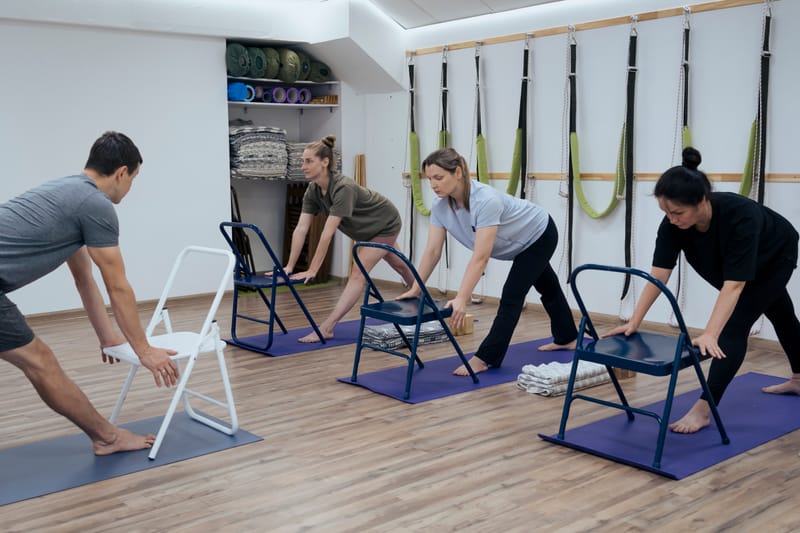 YOGA ADAPTE avec et sur CHAISE