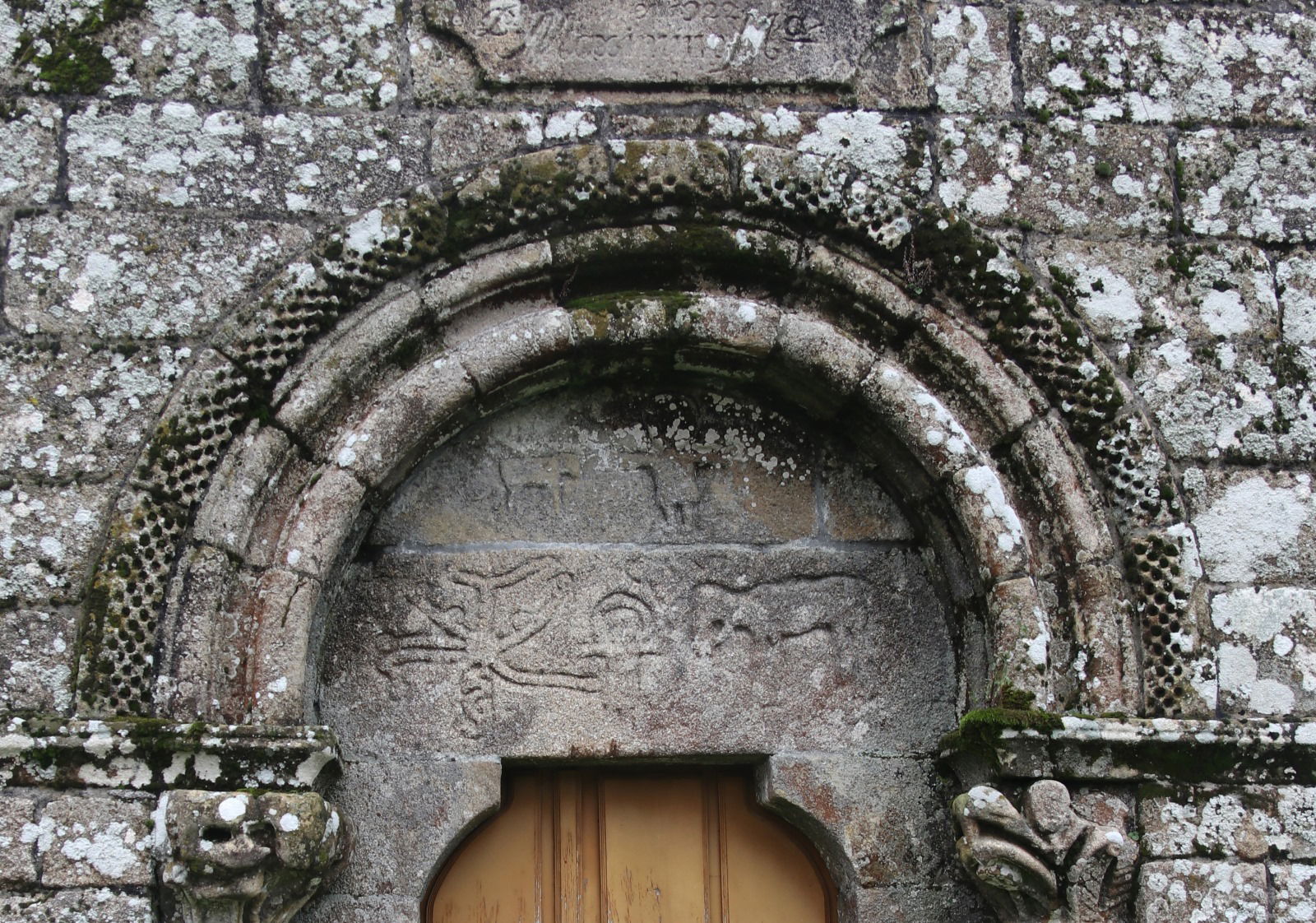 Amigos del Romanico - Tímpano portada de Santa María de Bermún - Augusto Guedes