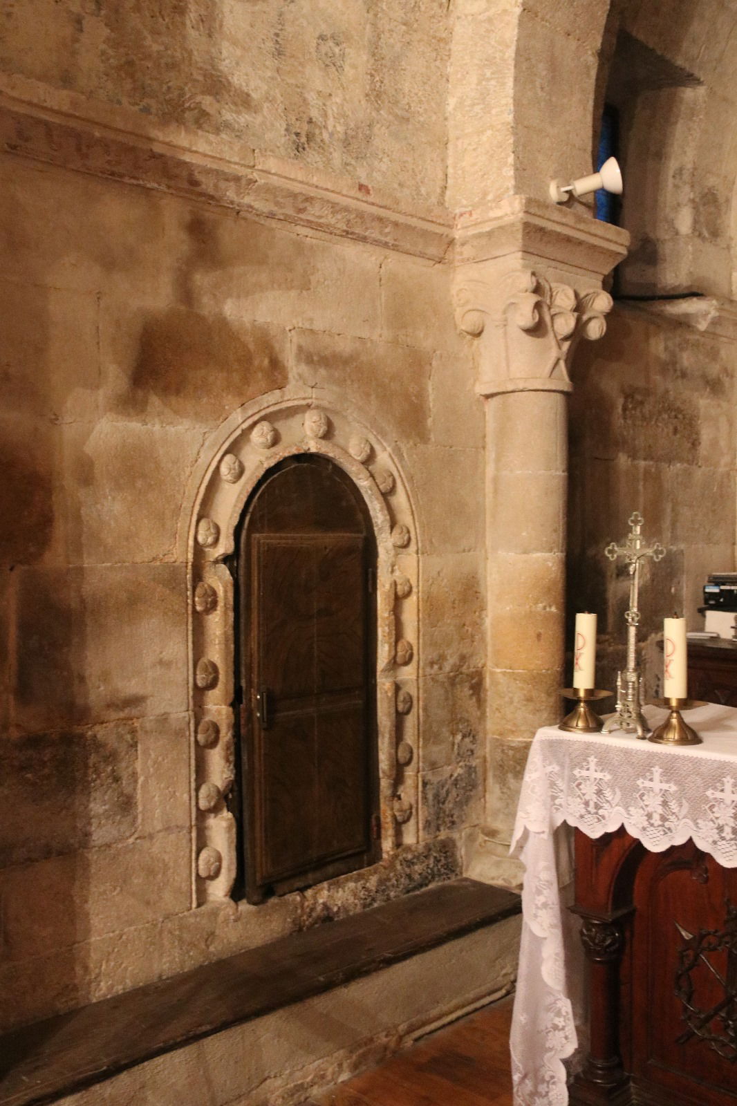 Amigos del Románico - Santa María de Camporramiro: Credencia y capitel del arco fajón de la cabecera - Augusto Guedes