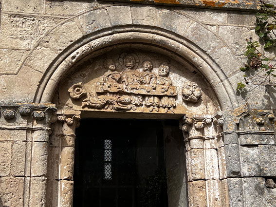 Amigos del Románico. Saint-Hilaire-la-Croix. Tímpano (Foto Alfonso Crespo)