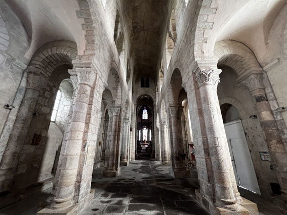 Amigos del Románico. Ennezat: Saint-Victor-et-Sainte-Couronne. Interior (Foto Alfonso Crespo)