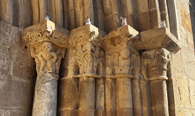 Amigos del Románico. Mailhat 63570. Notre-Dame. “Ofrendas” de la Portada (Foto: Rosa Gª Nieves)