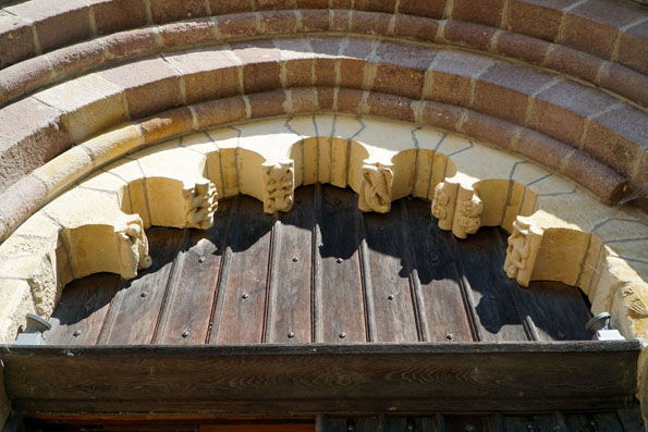 Amigos del Románico. Iglesia de San Esteban Arco polilobulado, portada Sur (Foto: Alfonso Crespo)