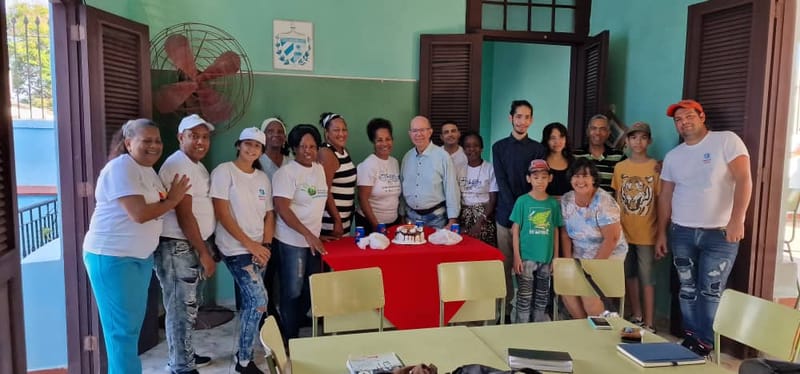 En la asociación de pedagogos de cuba se reúne el equipo de trabajo. - Copia