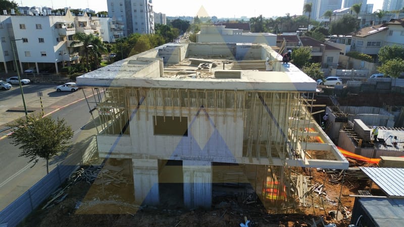 11/2024- שלב יציקת קומה א' + גג