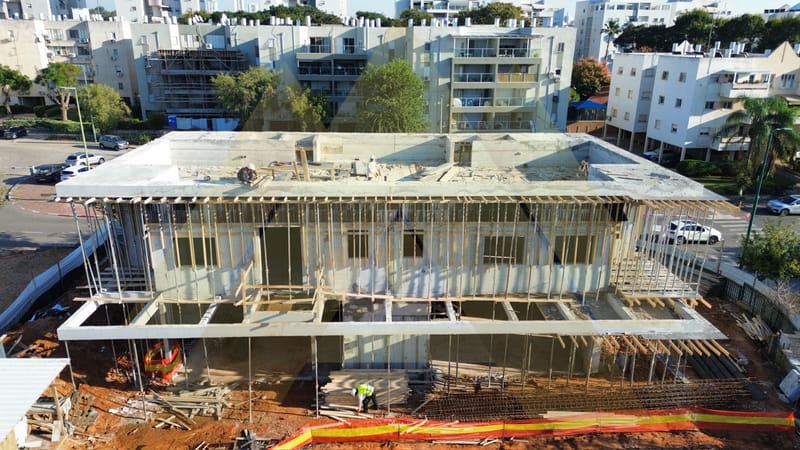 11/2024- שלב יציקת קומה א' + גג