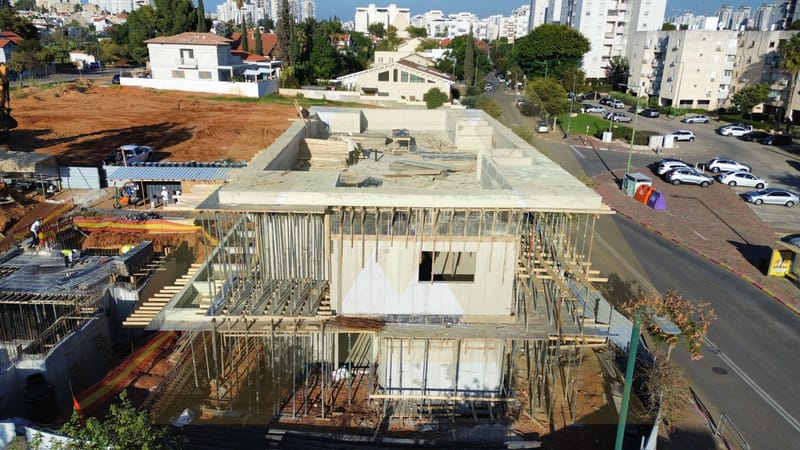 11/2024- שלב יציקת קומה א' + גג