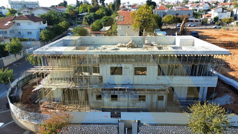 11/2024- שלב יציקת קומה א' + גג