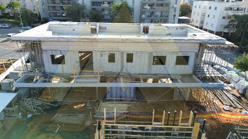 11/2024- שלב יציקת קומה א' + גג