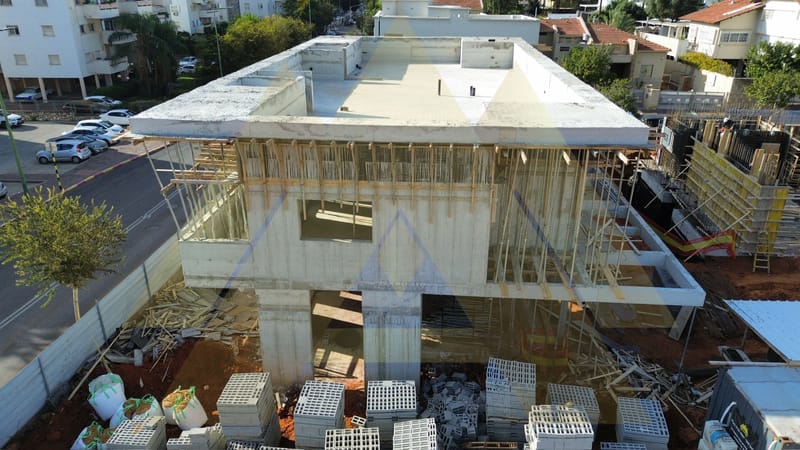 11/2024- שלב יציקת קומה א' + גג