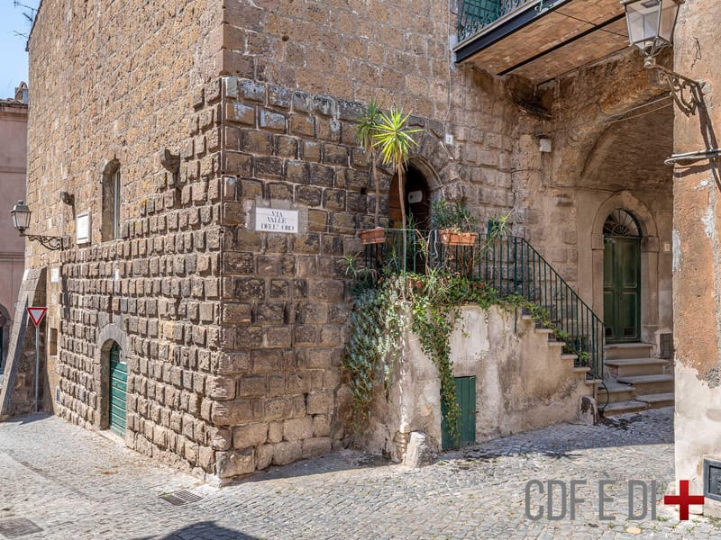 For lovers of the historical charm of small towns : (Viterbo area)