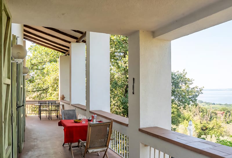 וילה מדהימה למכירה מול האגם בלאציו 