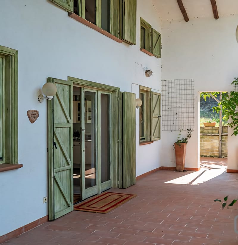 וילה מדהימה למכירה מול האגם בלאציו 