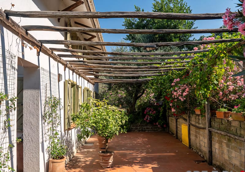 וילה מדהימה למכירה מול האגם בלאציו 