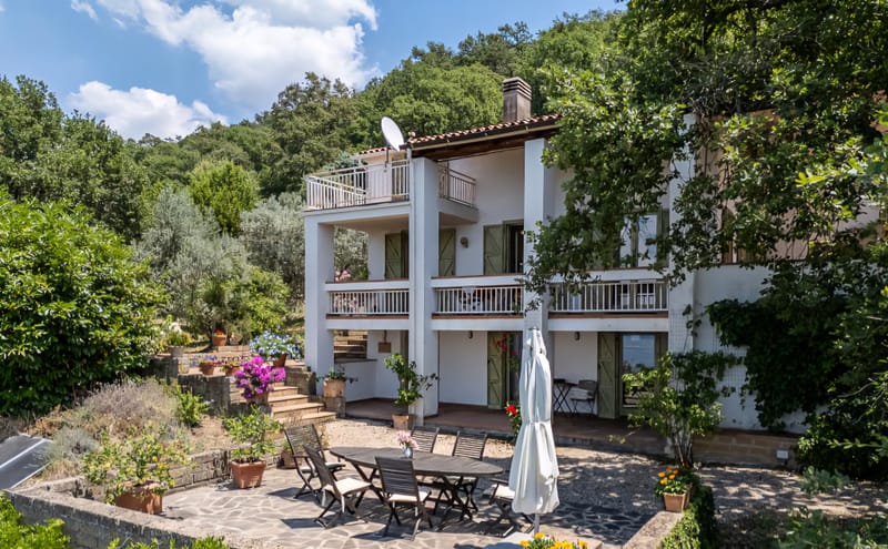 וילה מדהימה למכירה מול האגם בלאציו 