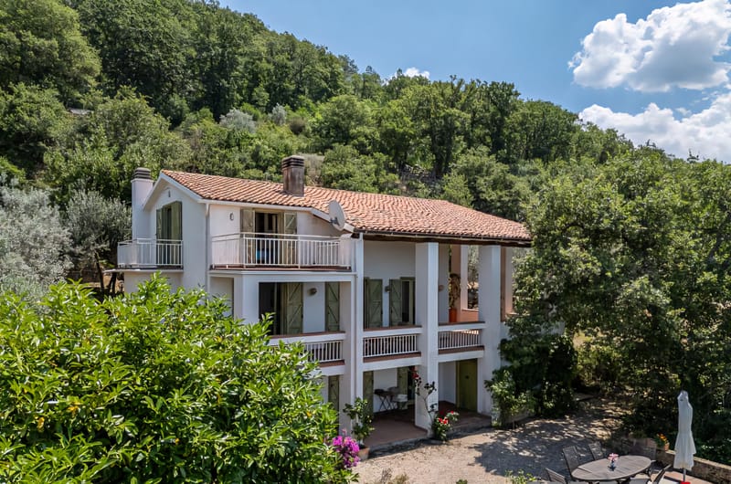 וילה מדהימה למכירה מול האגם בלאציו 