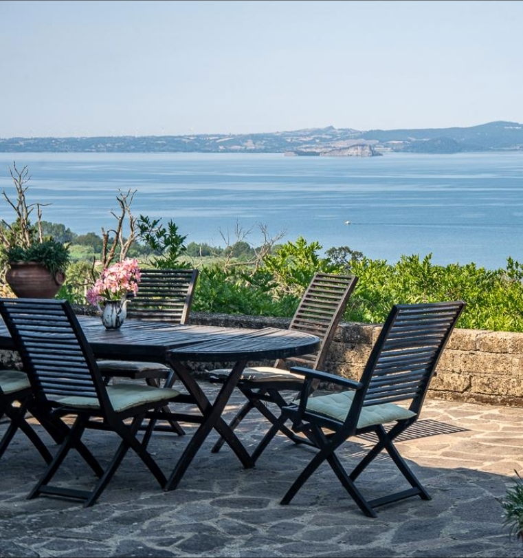 וילה מדהימה למכירה מול האגם בלאציו 