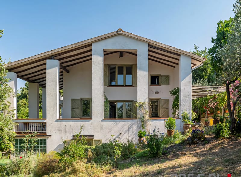 וילה מדהימה למכירה מול האגם בלאציו 