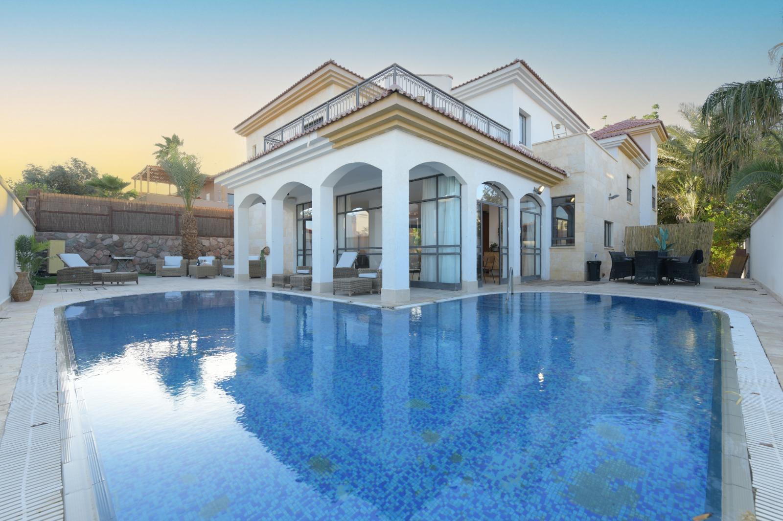 וילה ענקית מפנקת מותאמת למשפחות נמצאת בשכונת השחמון בפירות