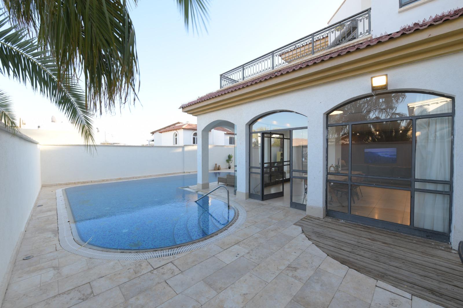 וילה ענקית מפנקת מותאמת למשפחות נמצאת בשכונת השחמון בפירות