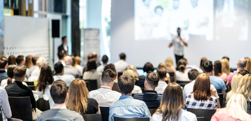 Intérprete de Libras para seminários os surdos e deficientes auditivos.