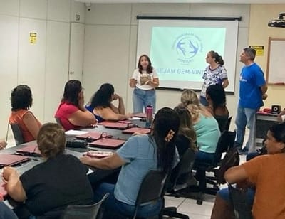 INTÉRPRETE DE LIBRAS (OUVINTE)