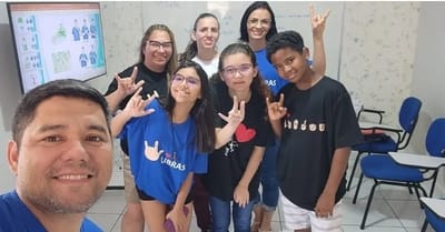 DIFERENÇA ENTRE OS CARGOS DE "TRADUTOR INTÉRPRETE DE LIBRAS" E "PROFESSOR DE ATENDIMENTO EDUCACIONAL ESPECIALIZADO (AEE)"