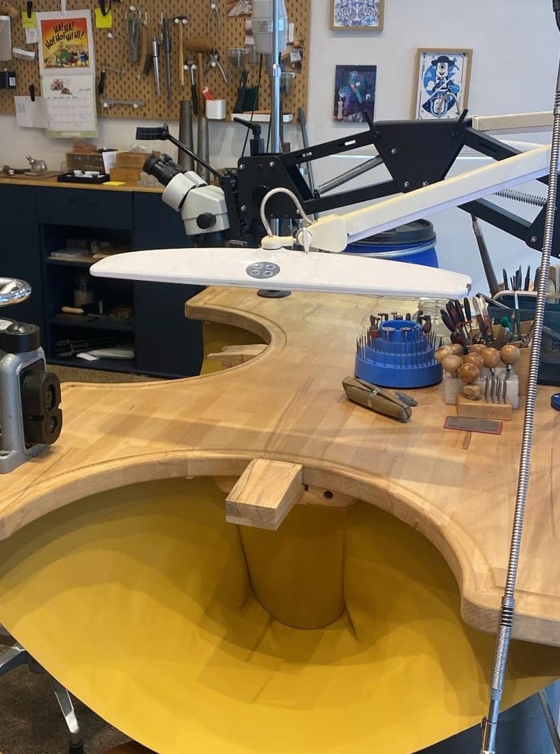 Artisan vs Grande Enseigne : Pourquoi choisir le sur-mesure pour vos bijoux ?