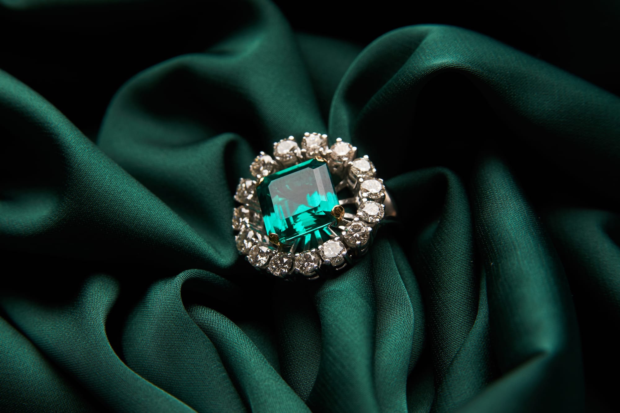 Emerald stone meaning why it is considered a prestigious stone in jewelry