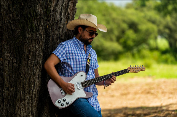 Fero Garza nos trae un nuevo hit country con un toque muy especial