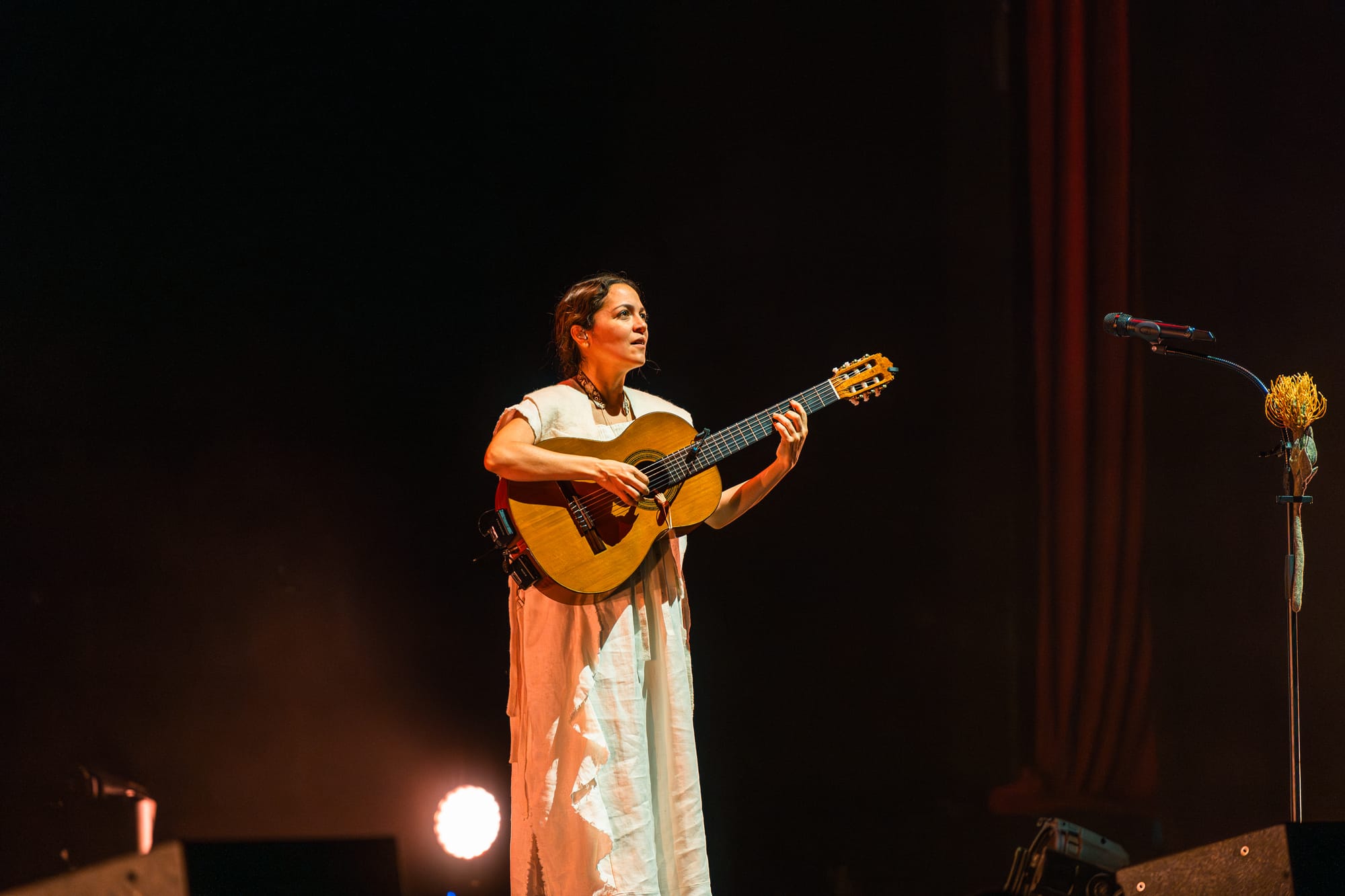Natalia Lafourcade presenta en Guadalajara show íntimo y acústico