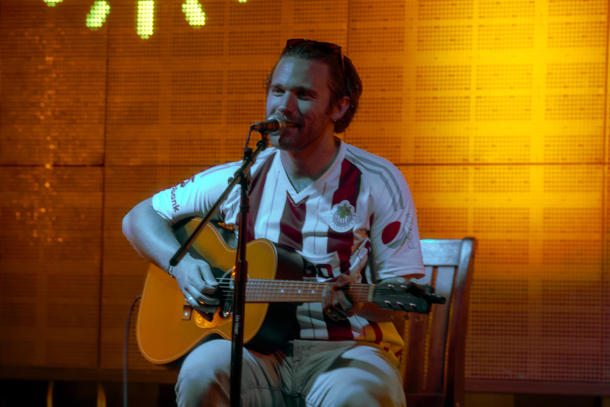 Aaron Taos en Cuerda Cultura: Una Hora de Intimidad Acústica y Conexión Genuina en Guadalajara