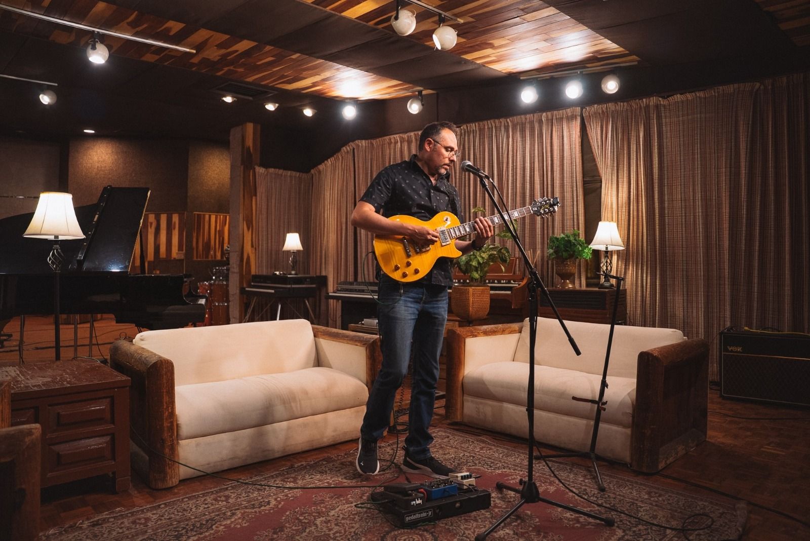 "Hay Algo En Ti": Un Himno al Amor Inesperado con Sabor a Reggae y Funk
