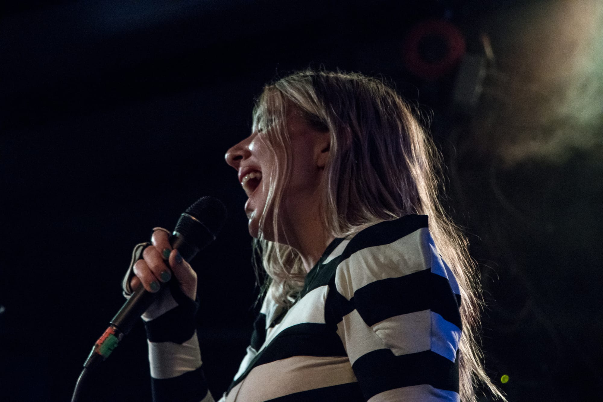 Austra cautiva con emotivo concierto a los tapatíos